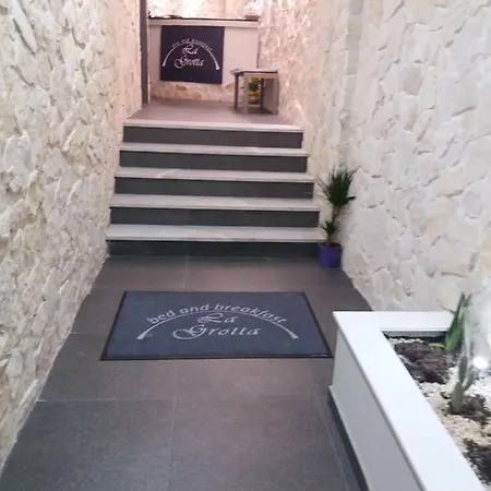 La Grotta 3*